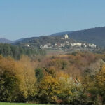 Montclar sur Gervanne  depuis la forêt en automne