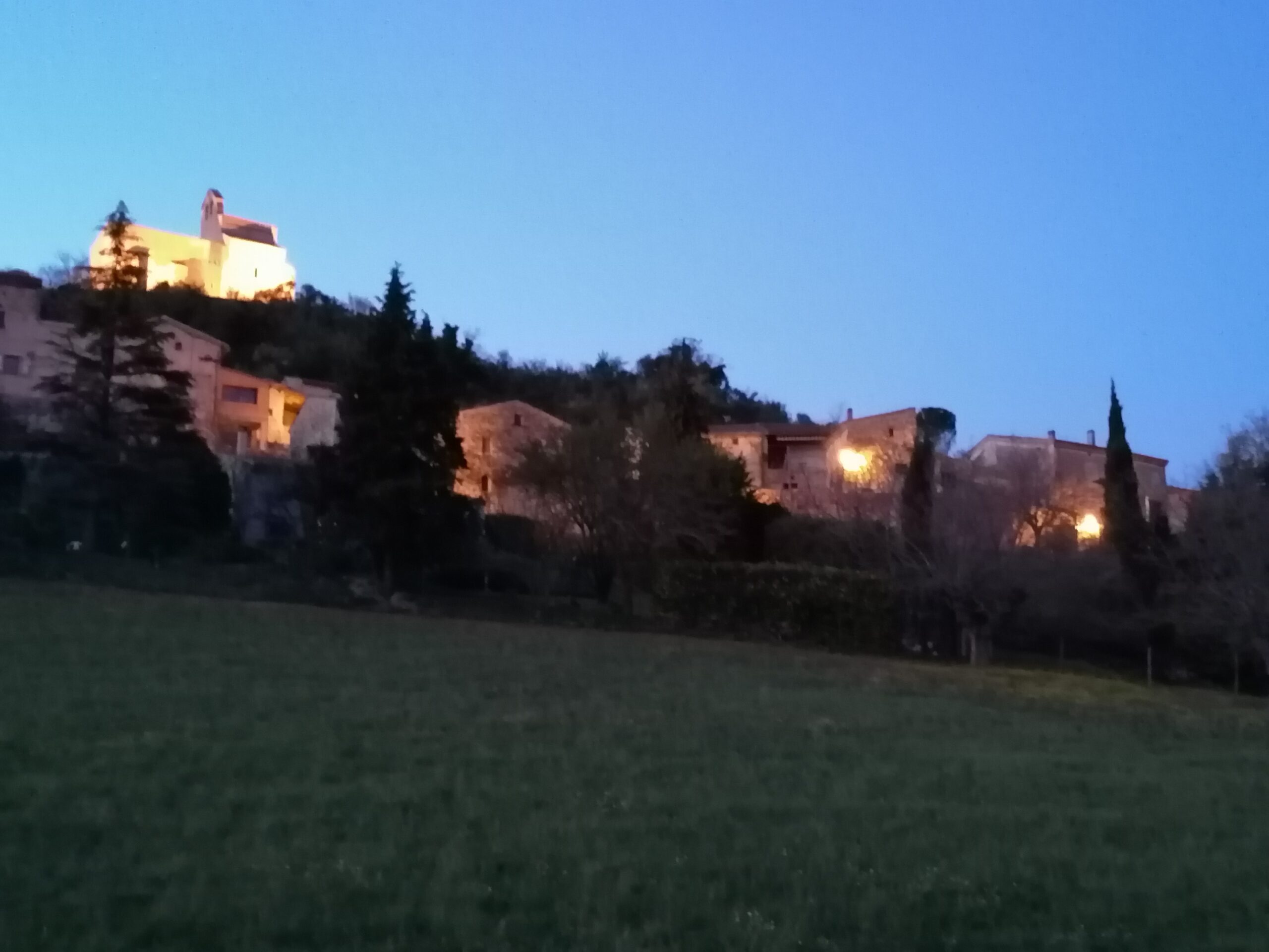 Montclar à la tombée de la nuit