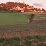 village au couché de soleil